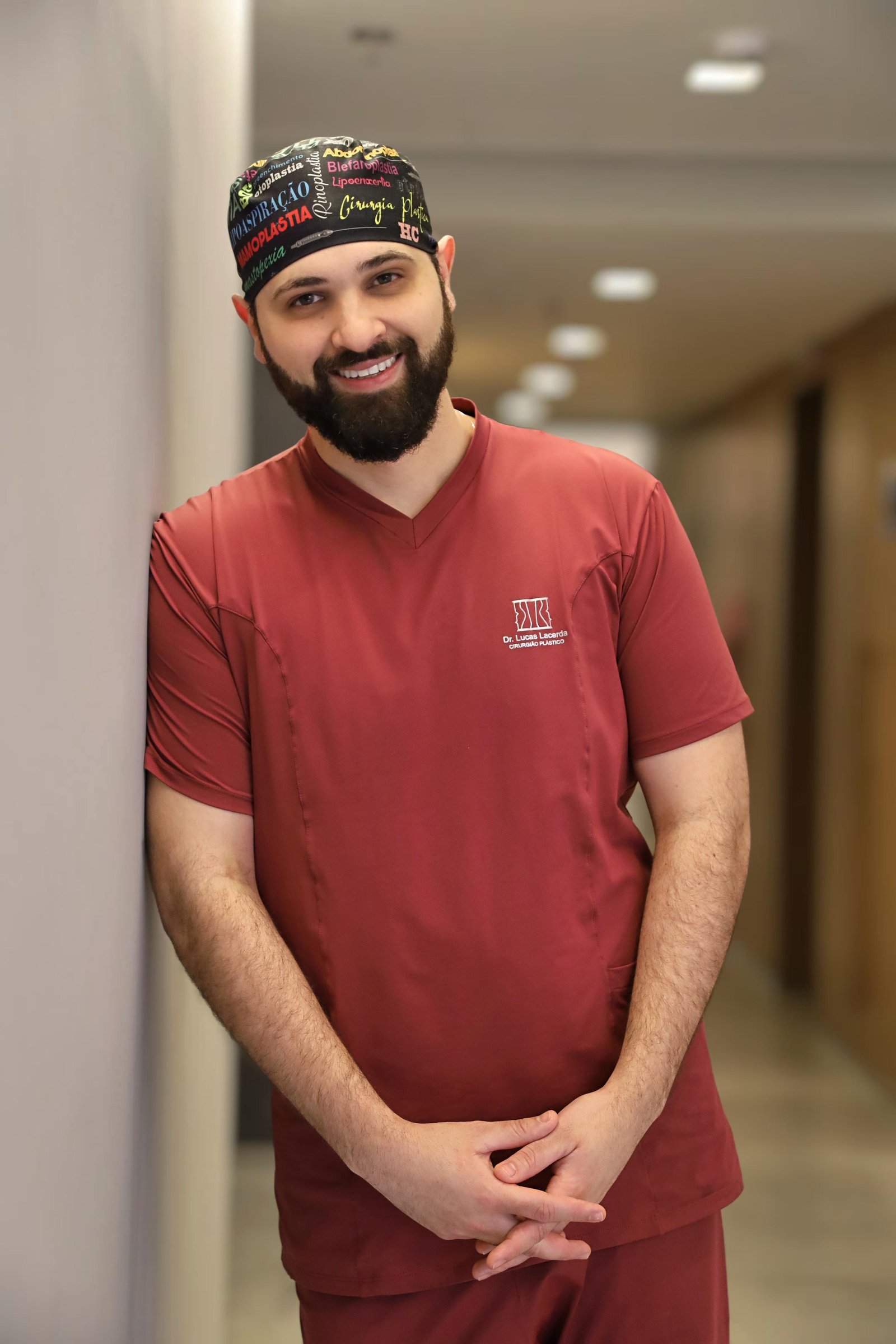 Dr. Lucas Lacerda em ambiente cirúrgico